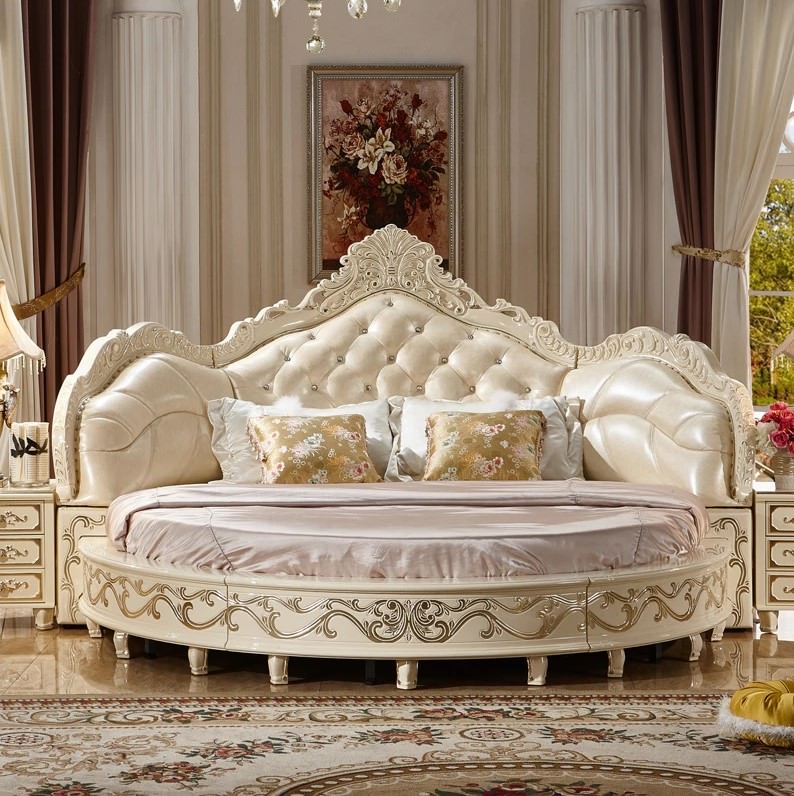 تخت خواب گرد سلطتنی و کلاسیک با چهارچوب حکاکی شده کرم که برای تاکید، بالای آن تابلویی زیبا نصب شده است